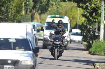 Toma de rehénes en Argentina: hombre dispara 300 tiros, hiere a tres policías, mata a su amigo y es abatido