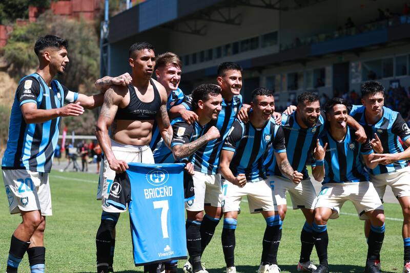 Jugador Acerero celebró el triunfo ante Colo Colo con gesto de la U. Foto: Aton.