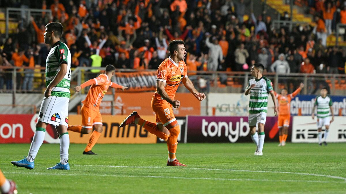Gustavo Gotti celebra su gol para Cobreloa en el triunfo ante Deportes Temuco.