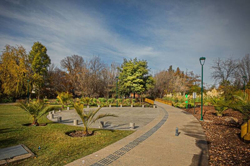 Este parque cuenta con abundante vegetación, senderos, zonas de pícnic, de contemplación y mascotas.
Créditos: Lo Barnechea.