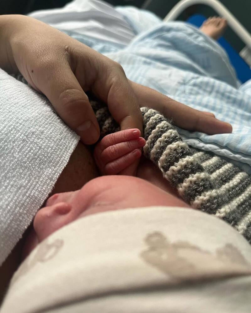 A través de su cuenta oficial de Instagram, compartió una serie de tiernas postales junto a su hija.