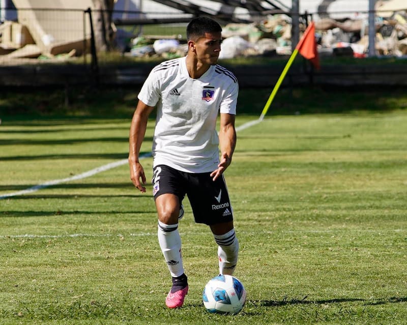 El lateral que la rompe en Colo Colo proyección.