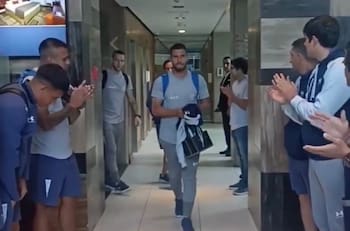 VIDEO | El pasillo de honor del plantel de la UC al "Chapa" Fuenzalida, Germán Lanaro y Luciano Aued