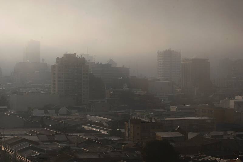 Revisa cómo estará la calidad del aire hoy y si habrá Alerta Ambiental. Créditos: ATON.