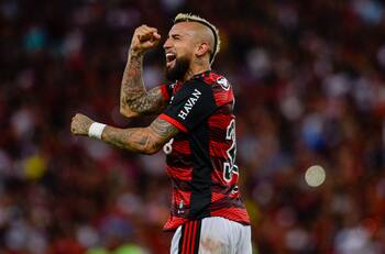 Arturo Vidal fue figura en goleada del Flamengo y anotó su primer gol en el fútbol brasileño