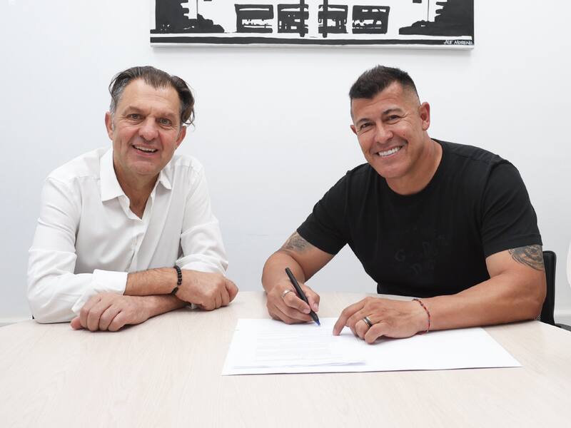 El presidente de Blanco y Negro le renovó contrato a Almirón tras una buena campaña.