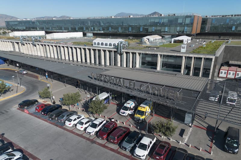 El recinto médico se encuentra en el ojo del huracán tras una denuncia que apunta a dos agresiones físicas por parte del personal de seguridad a pacientes en situación de calle. Créditos: Diego Martin/Aton Chile.