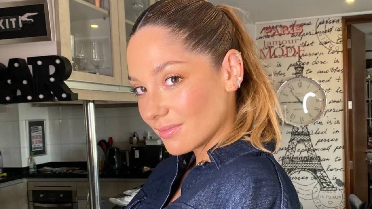"Más caliente que el infierno": Kel Calderón sorprendió con extravagante look
