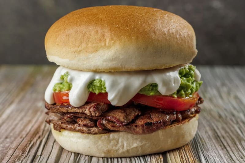 En todas sus variedades, este sándwich se ha convertido en un clásico en las fuentes de soda y picadas de Chile. Créditos: Comedera.