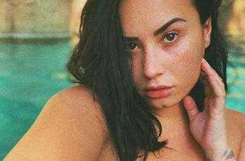 Demi Lovato se casará con el actor Max Ehrich