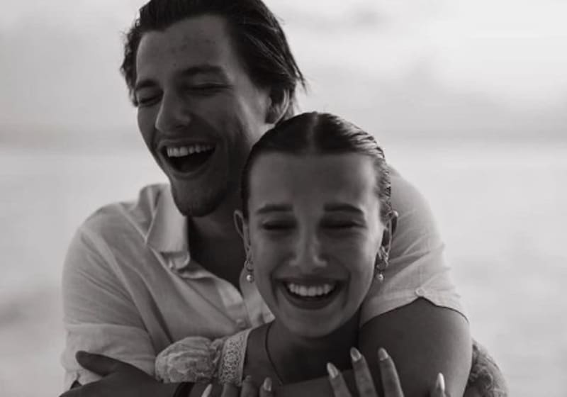 Millie Bobby Brown y Jake Bongiovi compartieron esta foto en redes sociales para anunciar su compromiso.