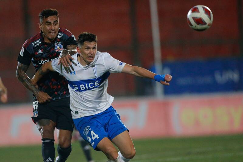 disputando un balón en Colo Colo ante el defensa de Universidad Católica Alfonso Parot (Foto: Aton)