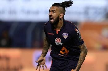 Ronnie Fernández demuestra todo su talento con golazo a lo Panenka en victoria del Al Nasr