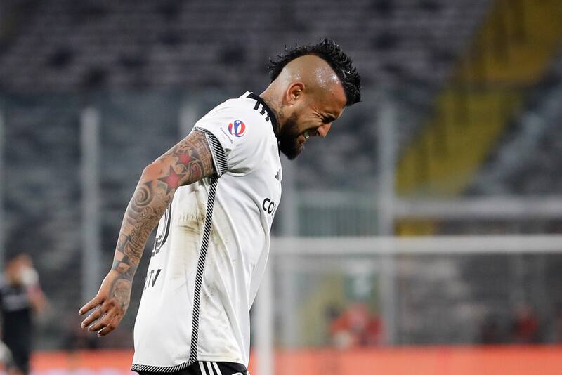 Arturo Vidal salió lesionado y enciende las alarmas en el Monumental. Foto: Aton.