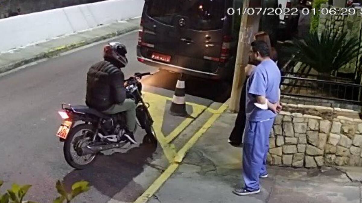VIDEO | Pareja golpeó sin piedad a ladrón en moto que intentó asaltarlos en Brasil