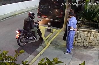 VIDEO | Pareja golpeó sin piedad a ladrón en moto que intentó asaltarlos en Brasil