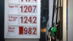 Anuncian importante baja en valores de la bencina: Revisa cuáles costarán hasta $27 menos por litro