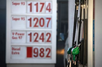 Anuncian importante baja en valores de la bencina: Revisa cuáles costarán hasta $27 menos por litro