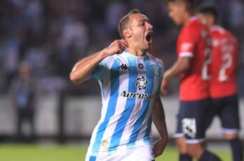 Racing de Avellaneda saludó a los papás con gol de Marcelo Díaz