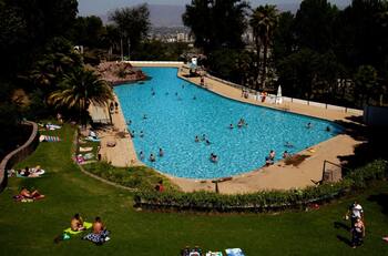 Ola de calor en Santiago: ¿Cuáles son los horarios, precios y cómo subir a la piscina Tupahue?