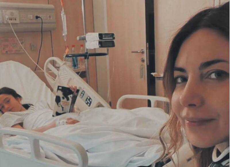 La actriz acompañando a Ema en el hospital.