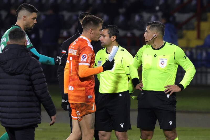 una carta formal a la ANFP por el arbitraje de Benjamín Saravia ante Huachipato. (Foto: Aton)