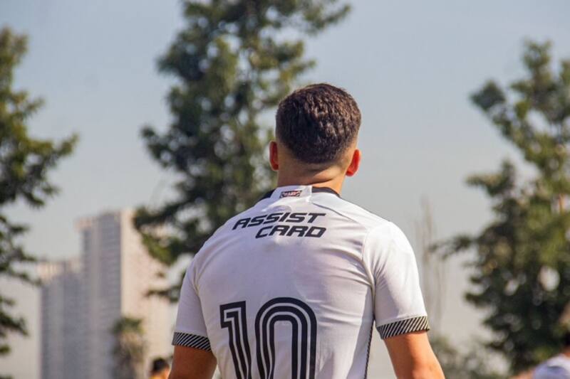 Enzo Riquelme con la camiseta "10" en la Proyección de Colo Colo