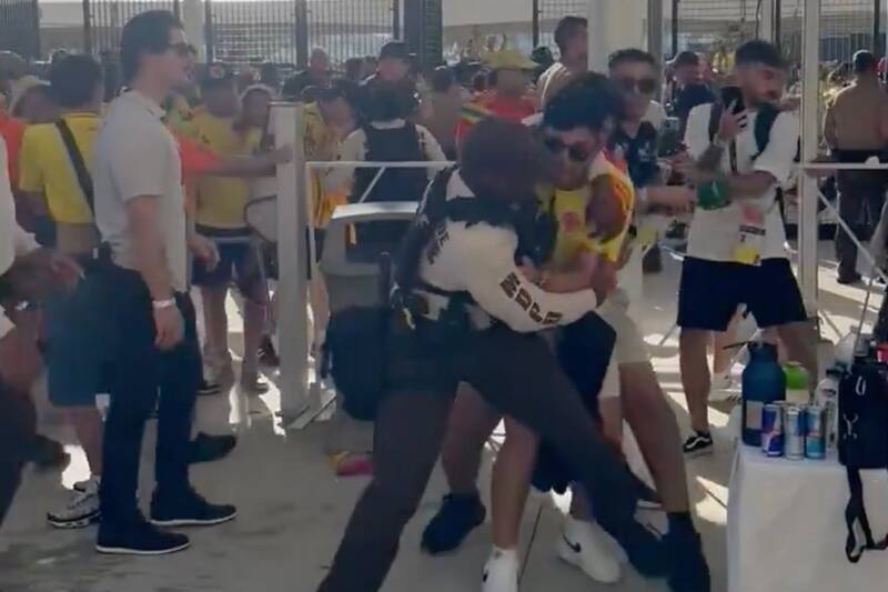 en el ingreso al Hard Rock Stadium para la final de Copa América.