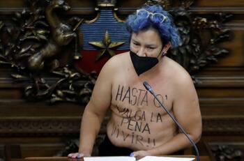 Convencional Alejandra Pérez expuso a torso desnudo ante el pleno su lucha contra el cáncer de mama