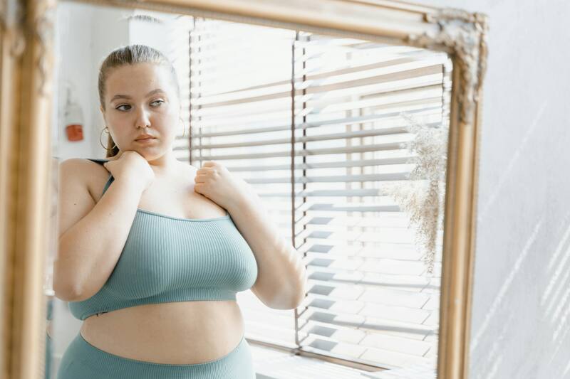 Las dificultades para encontrar ropa que enfrentan las personas de talla grande pueden llevarlos a desarrollar enfermedades como ansiedad, depresión o trastornos de conducta alimentaria.