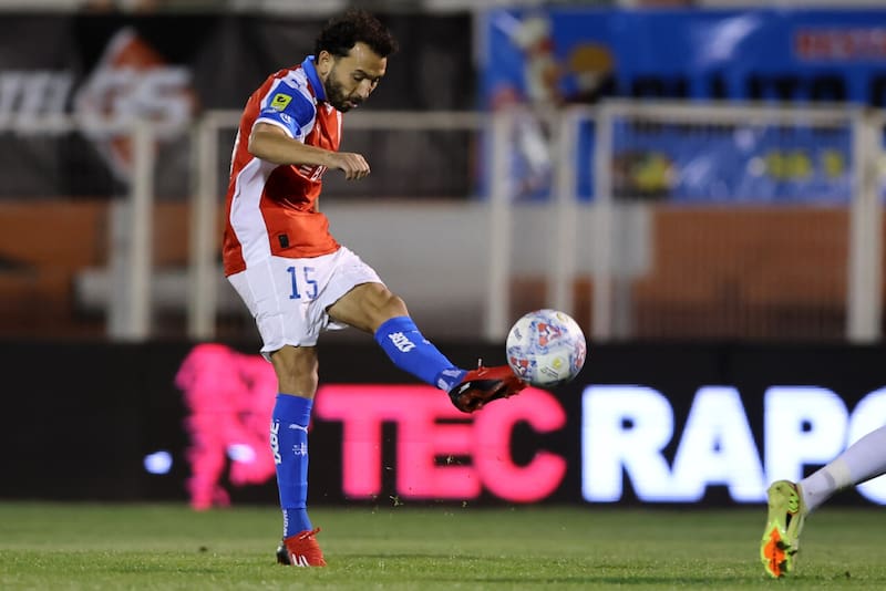 Fue el lateral izquierdo de la UC. Foto: Agencia Aton.