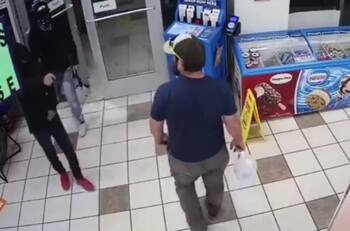 VIDEO I Ex marino desarma de un movimiento a delincuentes que intentaban robar una bencinera