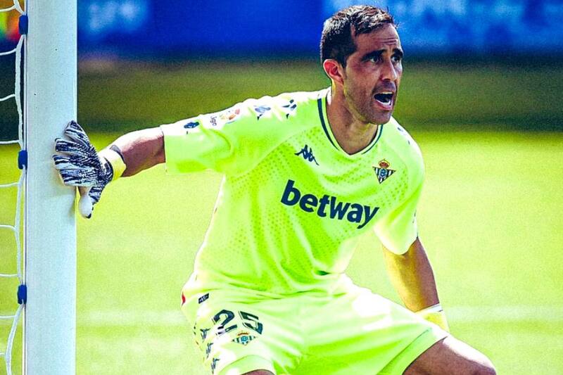 El arquero chileno ha sufrido en el inicio de pretemporada del Betis.