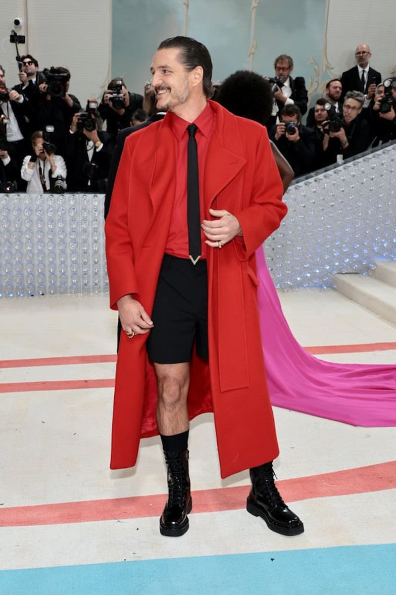 Su look utilizó los colores rojo y negro.