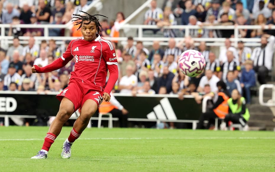 El joven de 16 años y una definición que quedó en la historia de la Premier League.