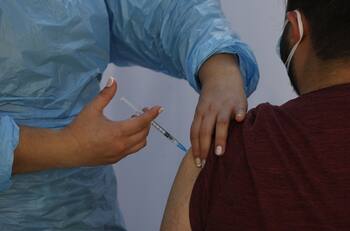 Covid-19: vacunación con cuarta dosis para mayores de 18 años comenzará en marzo