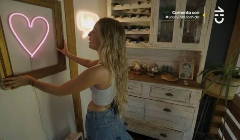 Daniela Castro tiene adornos neón. Créditos: Pantallazo CHV