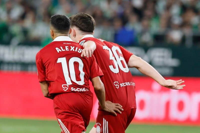 Celebran el descuento ante el Betis que nació tras asistencia del canterano y gran cabezazo del chileno. Foto: Agencia EFE.
