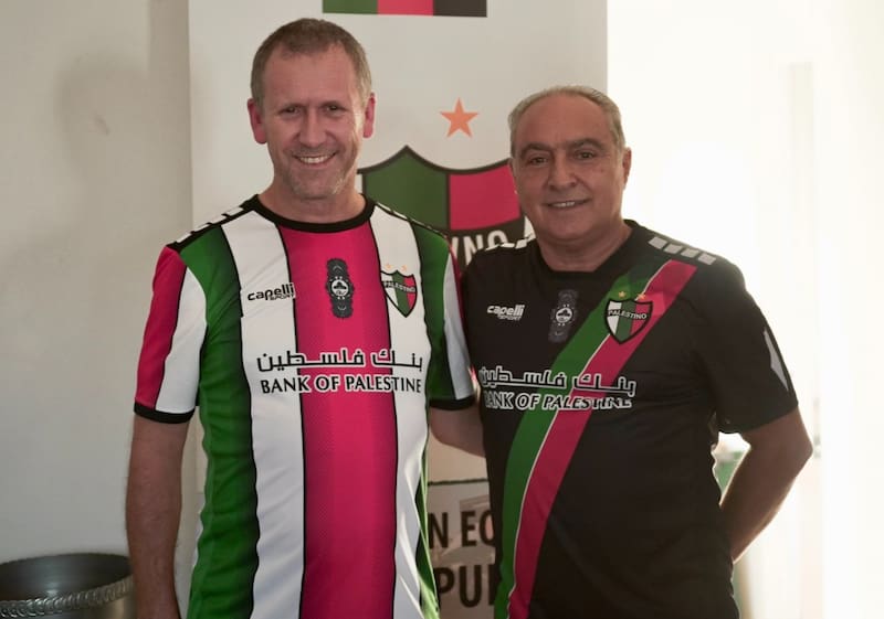 El presidente de Palestino junto al ministro de Transporte, Juan Carlos Muñoz Abogabir, uno de los tantos seguidores prominentes que tiene el club árabe.