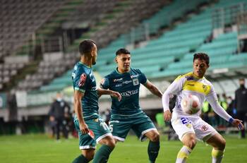 Polémico cambio de nombre de una de las tribunas del Germán Becker generó discusión en Temuco