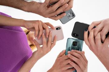 Marca internacional de celulares inaugura dos puntos de venta en importantes malls de la RM