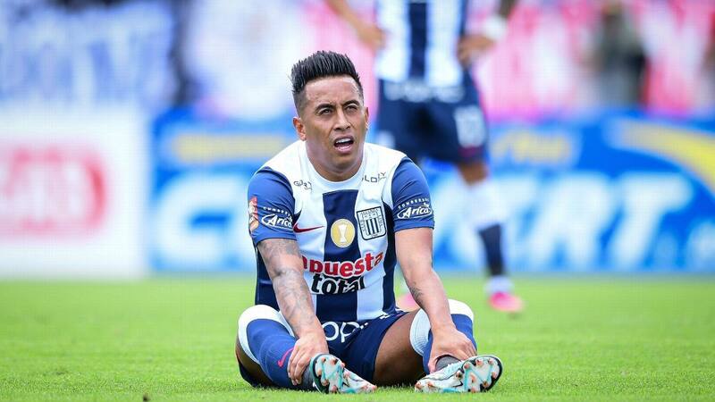 Christian Cueva defendiendo la camiseta de Alianza Lima.