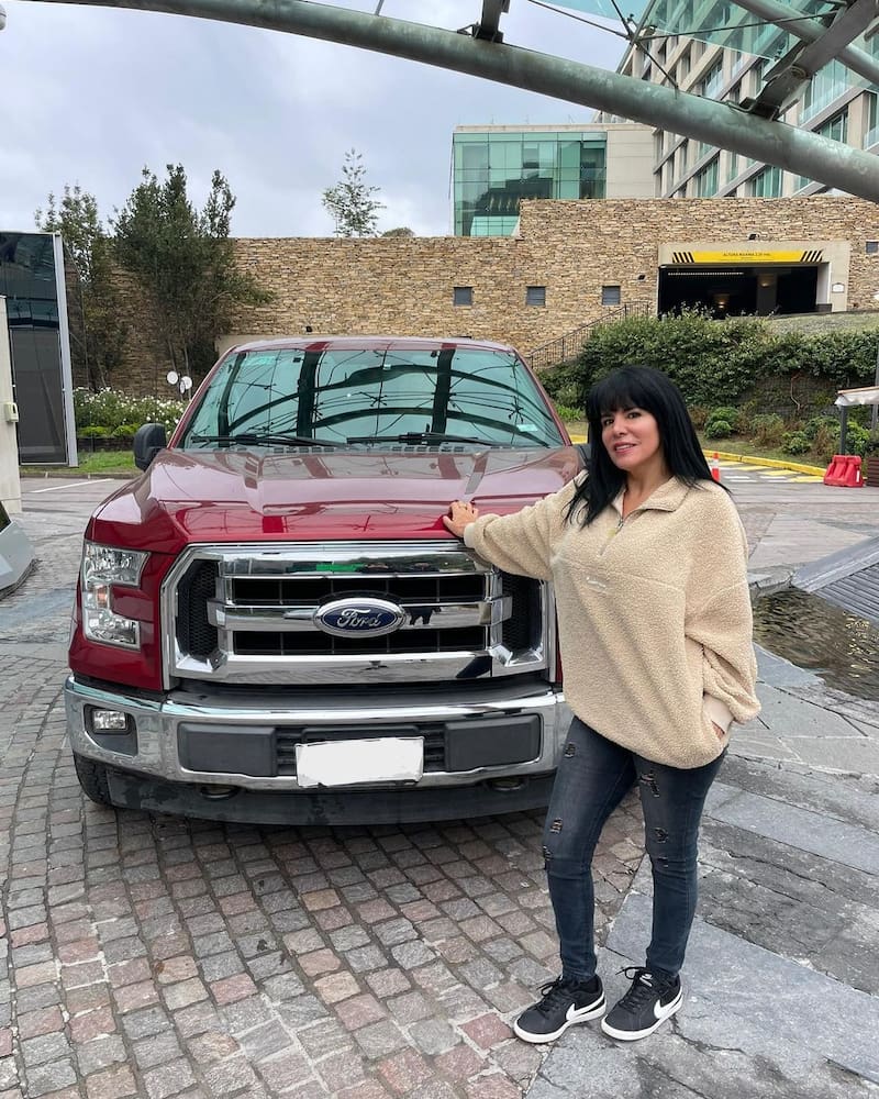 Anita Alvarado y su lujosa nueva camioneta.
