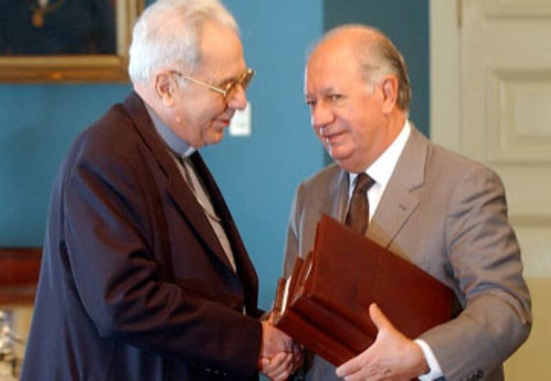 Ricardo Lagos recibiendo el Informe Valech | Foto: El Blog de Rigardo Lagos