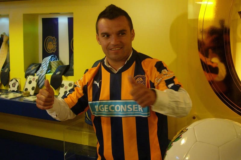 Rosario Central fue su principal experiencia en el extranjero, donde disputó el ascenso con River Plate.