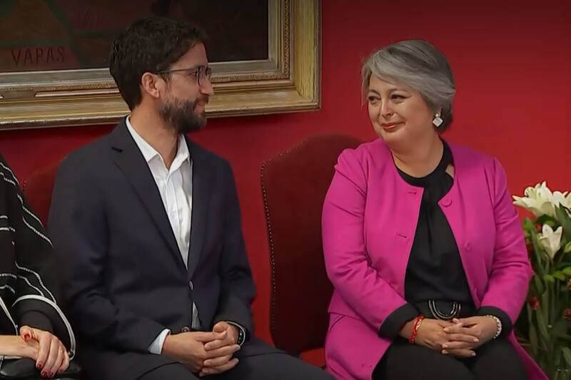 junto a su antecesora, Jeannette Jara.