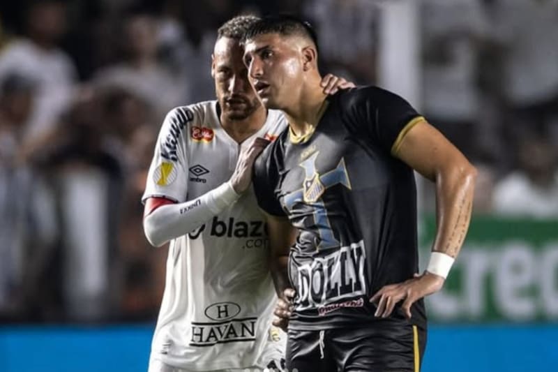 El defensor junto a Neymar Jr. Foto: @chukyroblesf