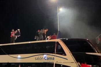 VIDEO l ¡Casi lo linchan! Así fue el brutal ataque contra figura de Curicó Unido en recibimiento de sus hinchas