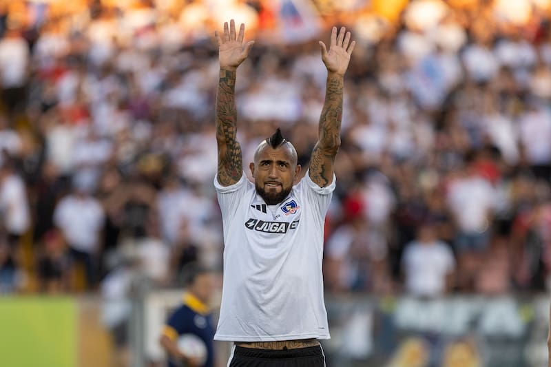 El volante fue ovacionado por los hinchas de Colo Colo. Foto: Felipe Escobedo / En Cancha