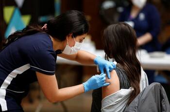 Vacunas contra Covid-19 en Chile: Minsal informa que Pfizer y AstraZeneca son 100% efectivas